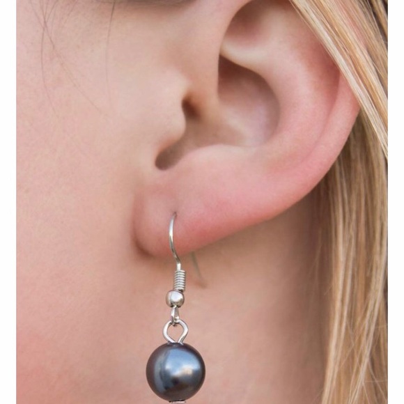 Ladies  pearl  white and gray necklace set. - Picture 3 of 3